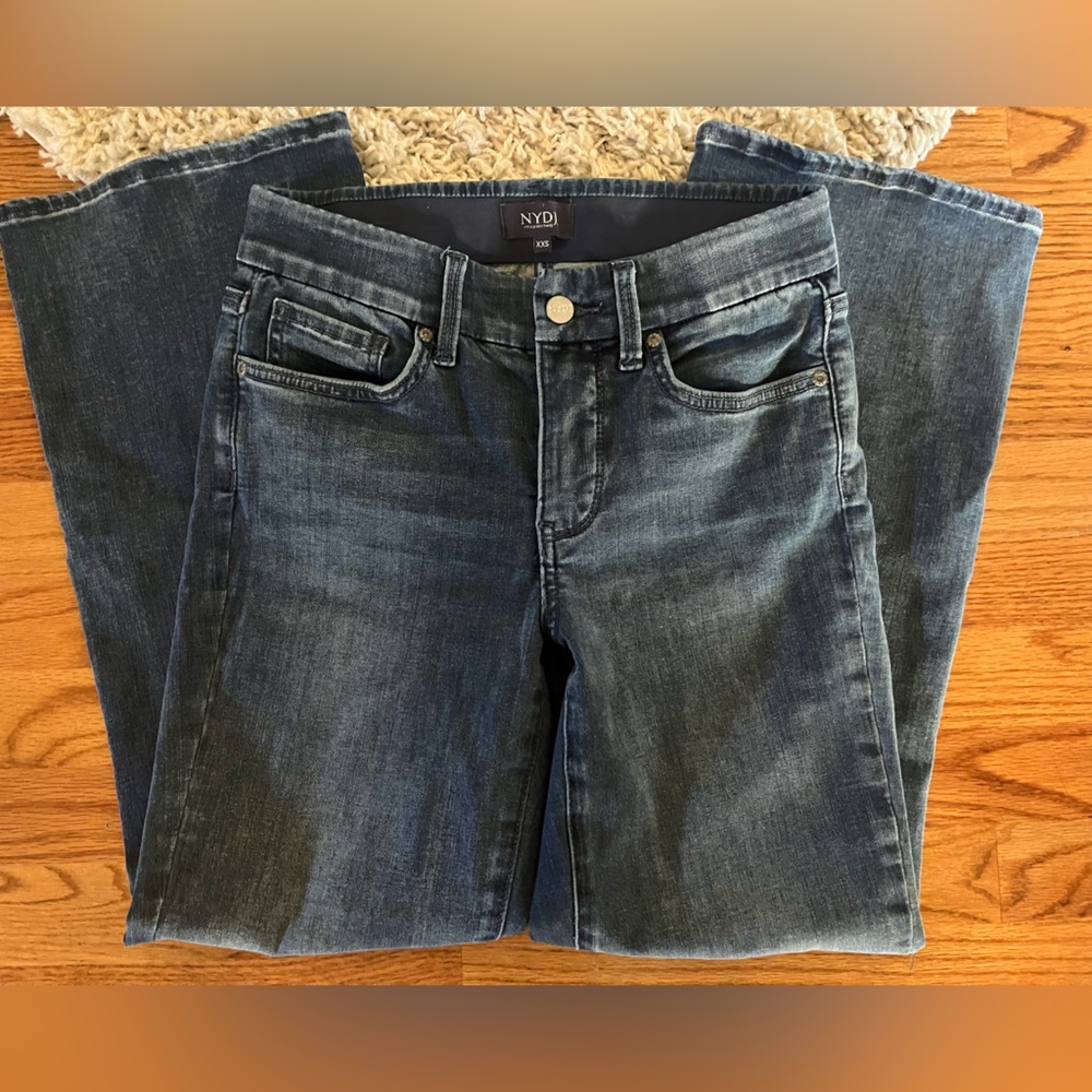 NYDJ Women's crop flare blue jeans. Lots of stretch!